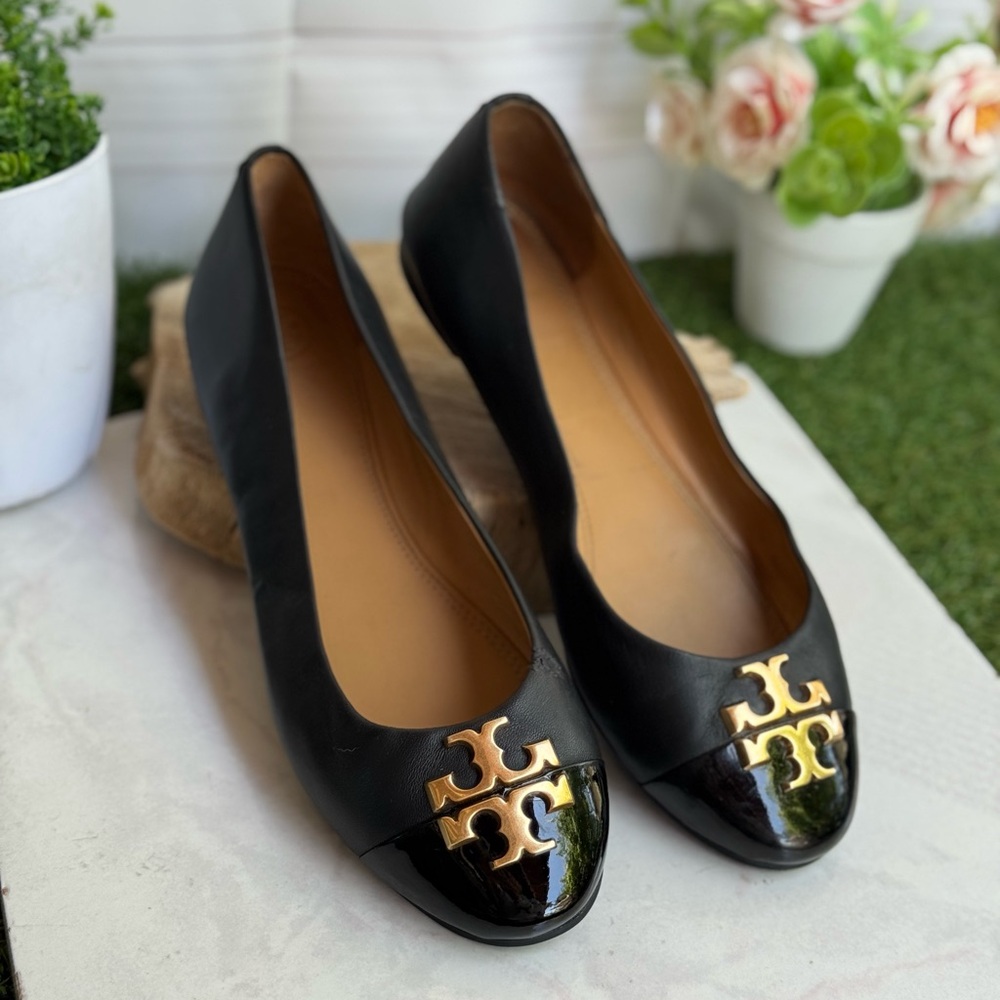 TORY BURCH Everly Cap Toe Ballet Flats
Leather Black Black Flats Gold logo Sz 9